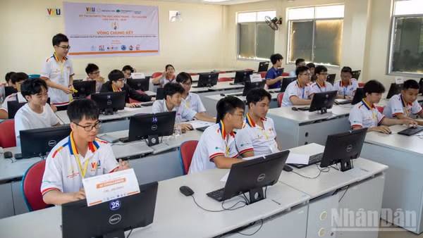 Các thí sinh bước vào phần tranh tài chung kết. 