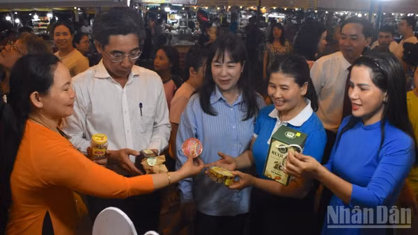 Các đại biểu tham quan các gian hàng OCOP của thành phố Đà Nẵng.
