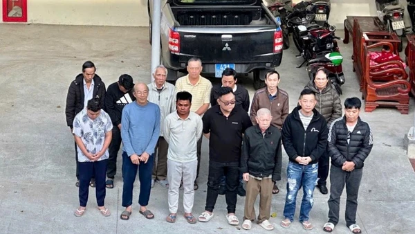 Các đối tượng liên quan đường dây cá độ bóng đá qua mạng. (Ảnh: Công an cung cấp)