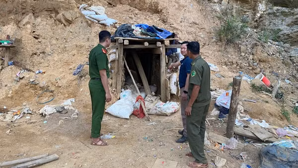 Lực lượng chức năng kiểm tra khu vực nhóm đối tượng tổ chức khai thác khoáng sản trái phép. (Ảnh: Công an cung cấp)