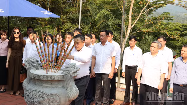 Đồng chí Trần Sỹ Thanh dẫn đầu Đoàn công tác dâng hương tại Bia di tích Ban Kiểm tra. 