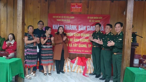 Bộ đội Biên phòng thành phố Đà Nẵng bàn giao nhà cho gia đình ông A Râl Nhim xã Tây Giang. (Ảnh: TRÚC HÀ)