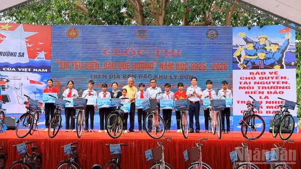Những món quà đầy ý nghĩa được Ban tổ chức trao tặng các em học sinh vượt khó, học giỏi trên đặc khu Lý Sơn. (Ảnh: ANH ĐÀO)