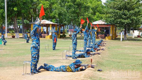 Chiến sĩ mới thực hành bắn súng tiểu liên AK bài 1.