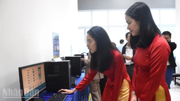 Sinh viên Đà Nẵng trải nghiệm Hệ sinh thái số Digital DUT. (Ảnh: ANH ĐÀO)