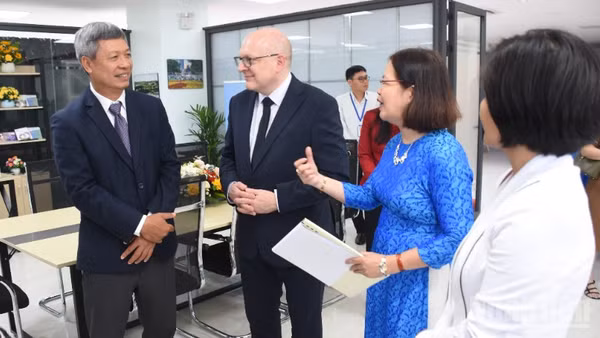 Phó Chủ tịch Ủy ban nhân dân thành phố Đà Nẵng Hồ Quang Bửu trao đổi với ông Sven Schulze, Thị trưởng thành phố Chemnitz. (Ảnh: ANH ĐÀO)