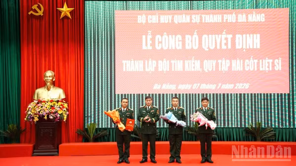 Trung tướng Lê Ngọc Hải, Tư lệnh Quân khu tặng hoa Đội tìm kiếm, quy tập hài cốt liệt sĩ.