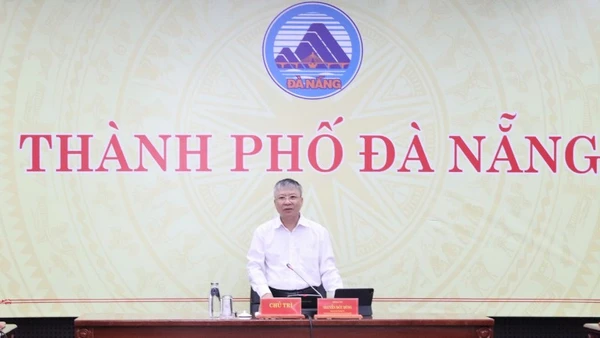 Đồng chí Nguyễn Đức Dũng, Phó Bí thư Thành ủy, Chủ tịch Hội đồng nhân dân thành phố, Chủ tịch Ủy ban Bầu cử thành phố Đà Nẵng, chủ trì phiên họp.