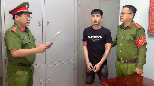 Đối tượng Phan Hồng Thiện tại Cơ quan điều tra. (Ảnh: Công an cung cấp)