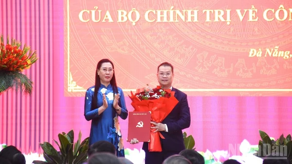 Phó Trưởng Ban Tổ chức Trung ương Bùi Thị Quỳnh Vân trao quyết định cho tân Phó Bí thư Thành ủy Đà Nẵng Nguyễn Mạnh Hùng. (Ảnh: ANH ĐÀO)