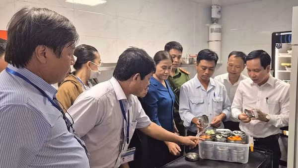 Phó Giám đốc Sở Y tế Tây Ninh Mai Văn Dũng (bìa phải), Trưởng đoàn số 1 của tỉnh kiểm tra, hậu kiểm việc lưu giữ mẫu thực phẩm tại Nhà hàng Buffet Vân Sơn.