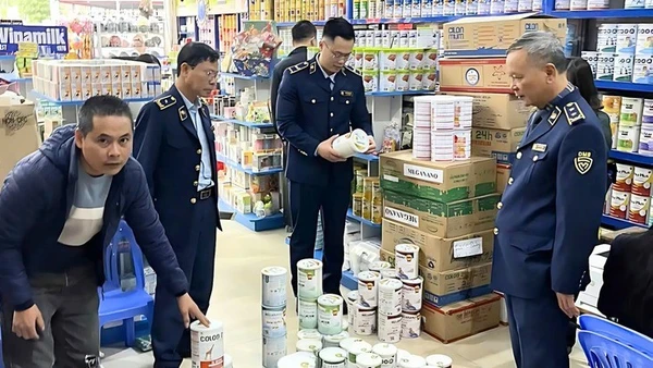 Lực lượng quản lý thị trường kiểm tra, giám sát hoạt động kinh doanh sữa.