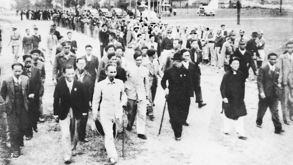 Nhân dân Hà Nội đón mừng Chủ tịch Hồ Chí Minh và các vị được giới thiệu ứng cử Đại biểu Quốc hội. Hà Nội, ngày 5/1/1946. (Nguồn: Bảo tàng Hồ Chí Minh)