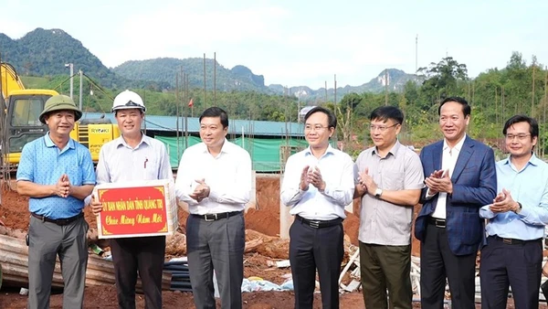 Chủ tịch Ủy ban nhân dân tỉnh Quảng Trị Lê Hồng Vinh (thứ 5 bên phải sang) thăm động viên đơn vị thi công dự án Trường nội trú tiểu học và trung học cơ sở Thượng Trạch. 