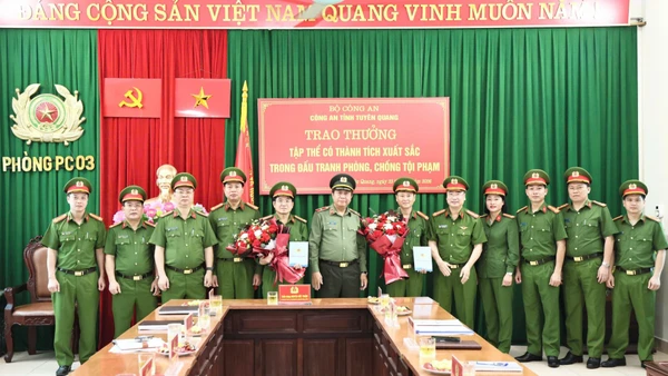 Thiếu tướng Nguyễn Đức Thuận, Giám đốc Công an tỉnh Tuyên Quang trao thưởng cho các đơn vị nghiệp vụ phá thành công chuyên án.