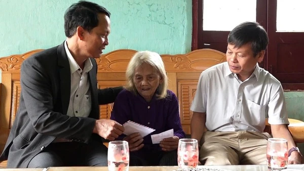 Lãnh đạo xã Tu Mơ Rông đến nhà gửi phiếu bầu cử và thăm hỏi Mẹ Việt Nam Anh hùng Y Tría.