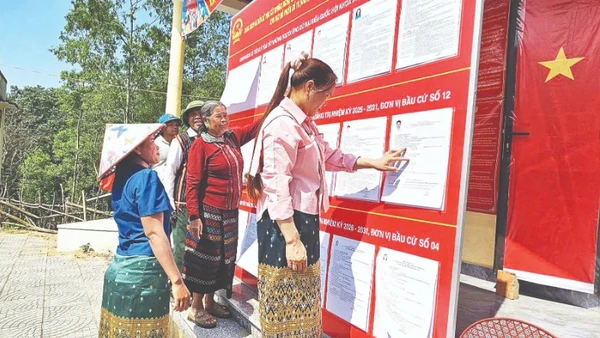 Đồng bào dân tộc thiểu số ở phía bắc tỉnh Quảng Trị đọc thông tin các ứng cử viên. (Ảnh: HƯƠNG GIANG)