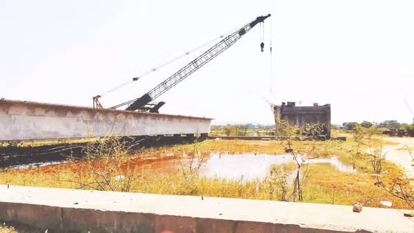 Dự án cầu Tam Tiến và đường dẫn ở xã Tam Xuân, thành phố Đà Nẵng dừng thi công, bỏ hoang trong thời gian dài. (Ảnh: LÊ ANH QUÂN)