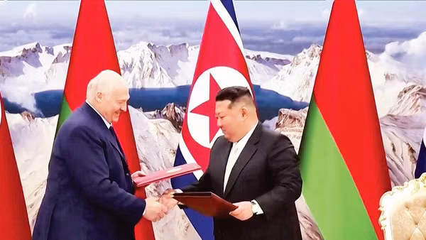Hai nhà lãnh đạo Belarus và Triều Tiên trao đổi văn kiện hợp tác giữa hai nước.