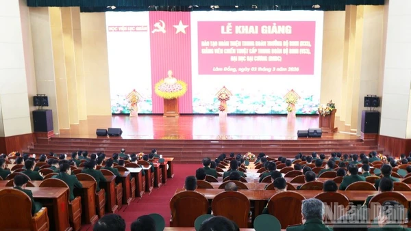 Quang cảnh lễ khai giảng.