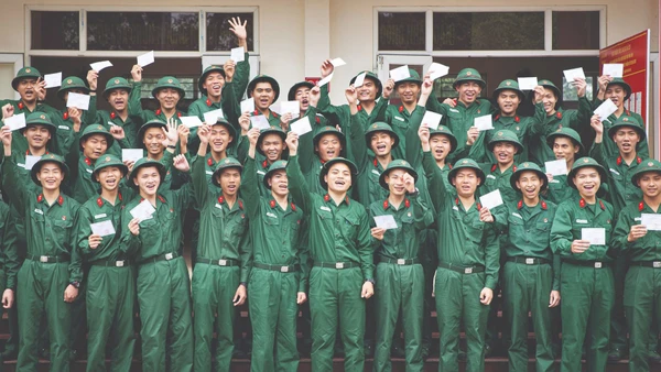 Chiến sĩ mới Trung đội 14, Đại đội 15 (Tiểu đoàn 4, Lữ đoàn 144, Bộ Tổng Tham mưu) hân hoan cầm trên tay phiếu cử tri ở đơn vị mới. (Ảnh: QUANG PHONG)