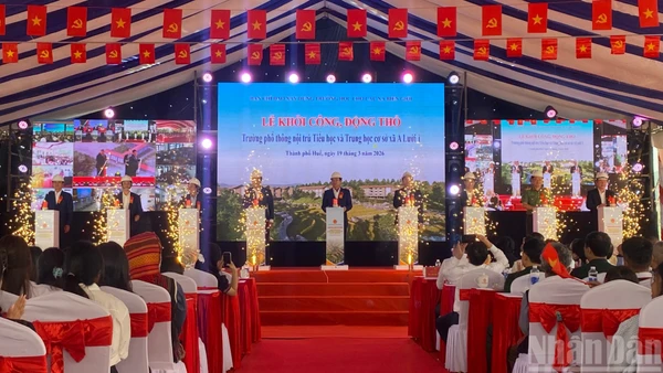 Các đại biểu đã nhấn nút khởi công công trình.