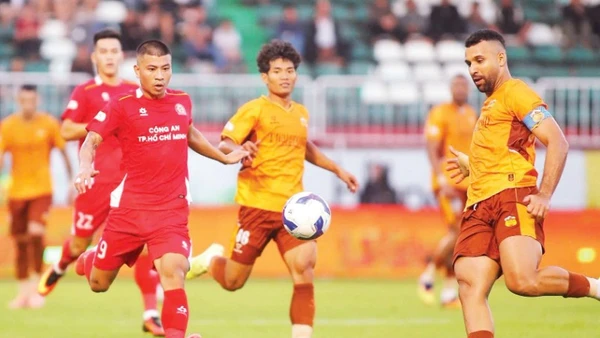 Pha bóng giữa Công an Thành phố Hồ Chí Minh (áo đỏ) và Hoàng Anh Gia Lai. (Ảnh: ĐỘI CÔNG AN THÀNH PHỐ HỒ CHÍ MINH)