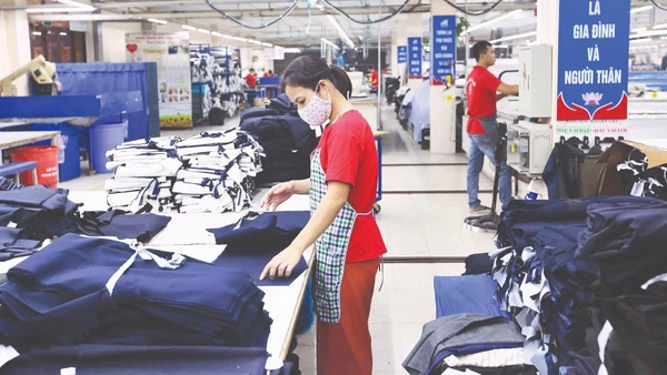 Sản xuất các mặt hàng xuất khẩu tại Tổng công ty May 10. (Ảnh: ĐĂNG ANH)