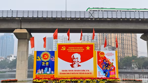 Những cụm pano lớn được lắp đặt tại các quảng trường, vòng xuyến và khu vực đông người qua lại nhằm lan tỏa thông điệp về ngày bầu cử.