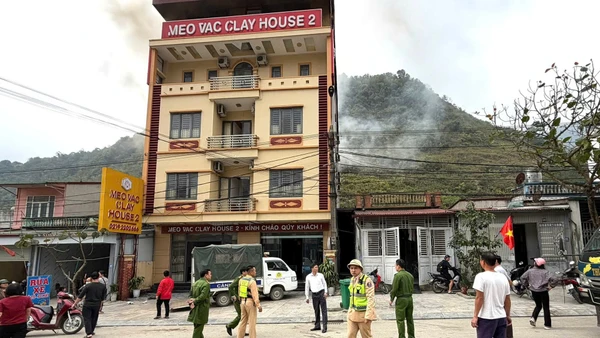 Kịp thời di chuyển khoảng 400 khách du lịch ra khỏi khách sạn bị cháy tại xã Mèo Vạc.