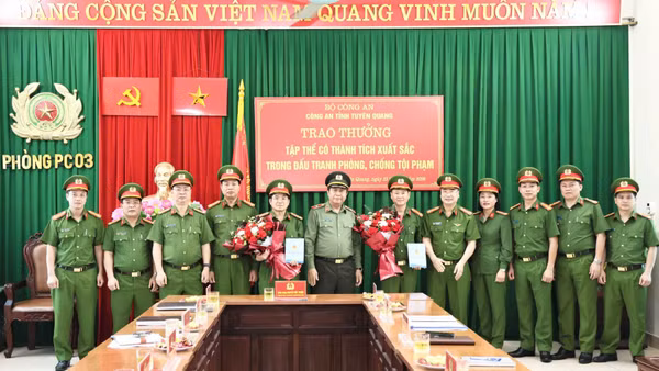 Thiếu tướng Nguyễn Đức Thuận, Giám đốc Công an tỉnh Tuyên Quang trao thưởng cho các đơn vị nghiệp vụ phá thành công chuyên án.