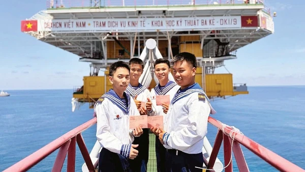 Niềm vui của những chiến sĩ của nhà giàn DK1/9 lần đầu tham gia bầu cử đại biểu Quốc hội và đại biểu Hội đồng nhân dân các cấp.