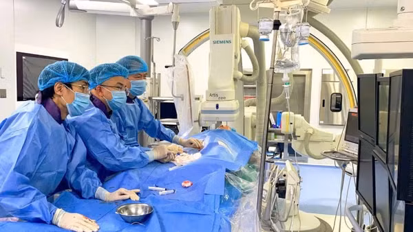 Ê-kíp đang thực hiện ca can thiệp.