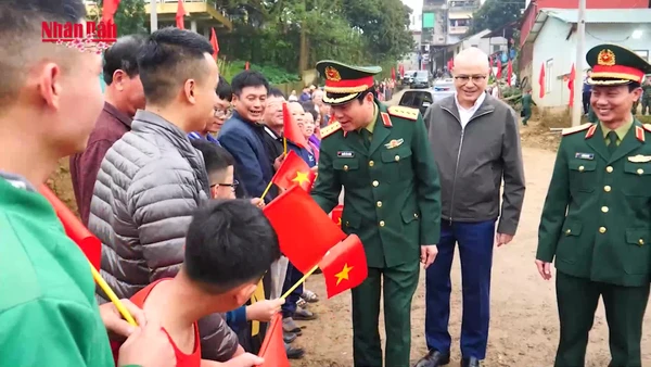 [Video] Thông cầu phao Đoan Hùng qua sông Lô