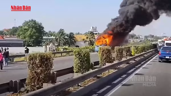 [Video] Xe khách cháy trên cao tốc TP Hồ Chí Minh - Trung Lương, ùn tắc kéo dài
