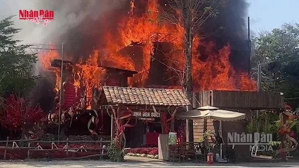 [Video] Cháy lớn quán cà phê tại phường Hiệp Bình, Thành phố Hồ Chí Minh