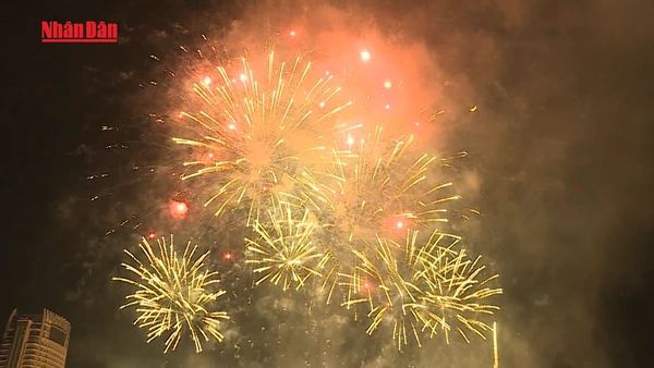 [Video] Mừng Đại hội Đảng XIV: Người dân Thủ đô lần đầu được xem trình diễn pháo hoa nghệ thuật quy mô lớn