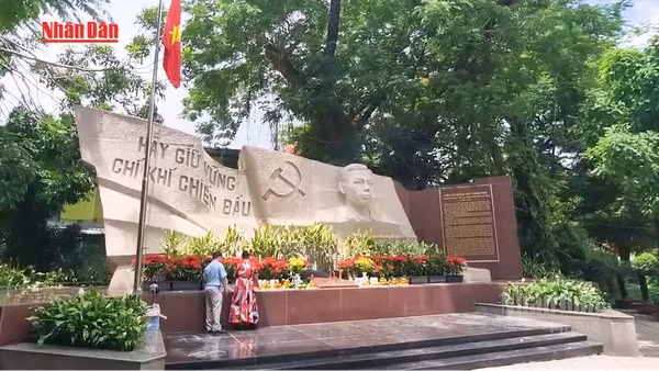 [Video] Người dân TP Hồ Chí Minh dâng lễ tri ân các anh hùng liệt sĩ tại Công viên Lê Thị Riêng