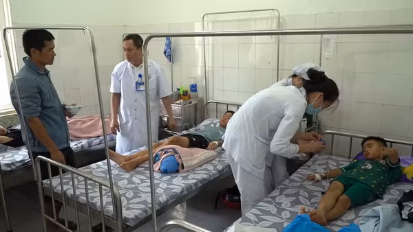 [Video] Bộ Y tế yêu cầu điều tra vụ 46 người nghi ngộ độc thực phẩm tại Quảng Trị