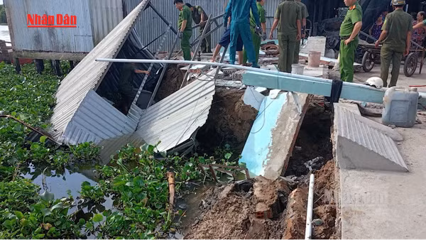[Video] Sạt lở bến sông Cái ở An Giang, 3 căn nhà bị cuốn xuống sông