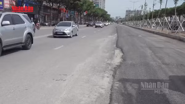 [Video] Nhiều tuyến phố Hà Nội nham nhở sau hoàn trả mặt đường dự án chống ngập
