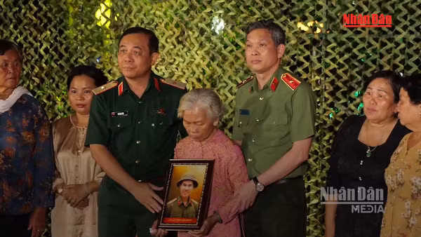 [Video] Xúc động khoảnh khắc tái hiện cuộc đoàn viên của liệt sĩ Huỳnh Văn Quên sau gần 60 năm