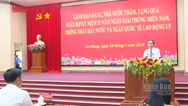 [Video] Chủ tịch Quốc hội trao quà tại An Giang