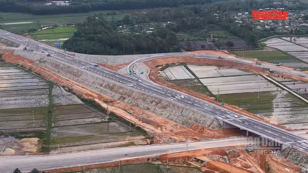 [Video] Yêu cầu hoàn thành trạm dừng nghỉ, triển khai thu phí đồng bộ các tuyến cao tốc trước ngày 15/8