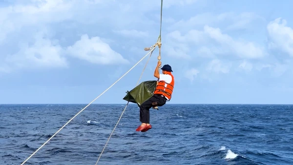 [Video] Thùng phiếu “vượt sóng, đu dây” lên nhà giàn