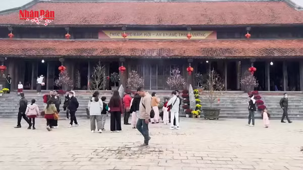 [Video] Hàng nghìn người đi lễ cầu an tại Phủ Tây Hồ dịp đầu xuân