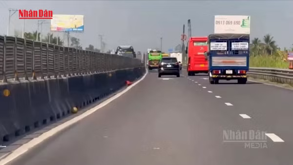 [Video] Rác thải xuất hiện trên cao tốc TP Hồ Chí Minh – Trung Lương – Mỹ Thuận – Cần Thơ, tiềm ẩn nguy cơ mất an toàn