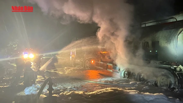 [Video] Dập tắt vụ cháy xe bồn chở dầu trên Quốc lộ 24 