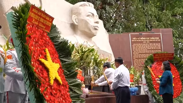 [Video] Chủ tịch Quốc hội Trần Thanh Mẫn dâng hương tưởng niệm các Anh hùng liệt sĩ tại Công viên Lê Thị Riêng