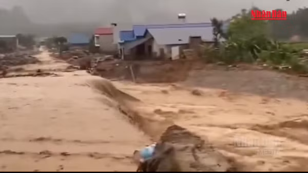 [Video] Mưa lớn gây nhiều điểm sạt lở, ách tắc quốc lộ 32 và 279 tại Lai Châu